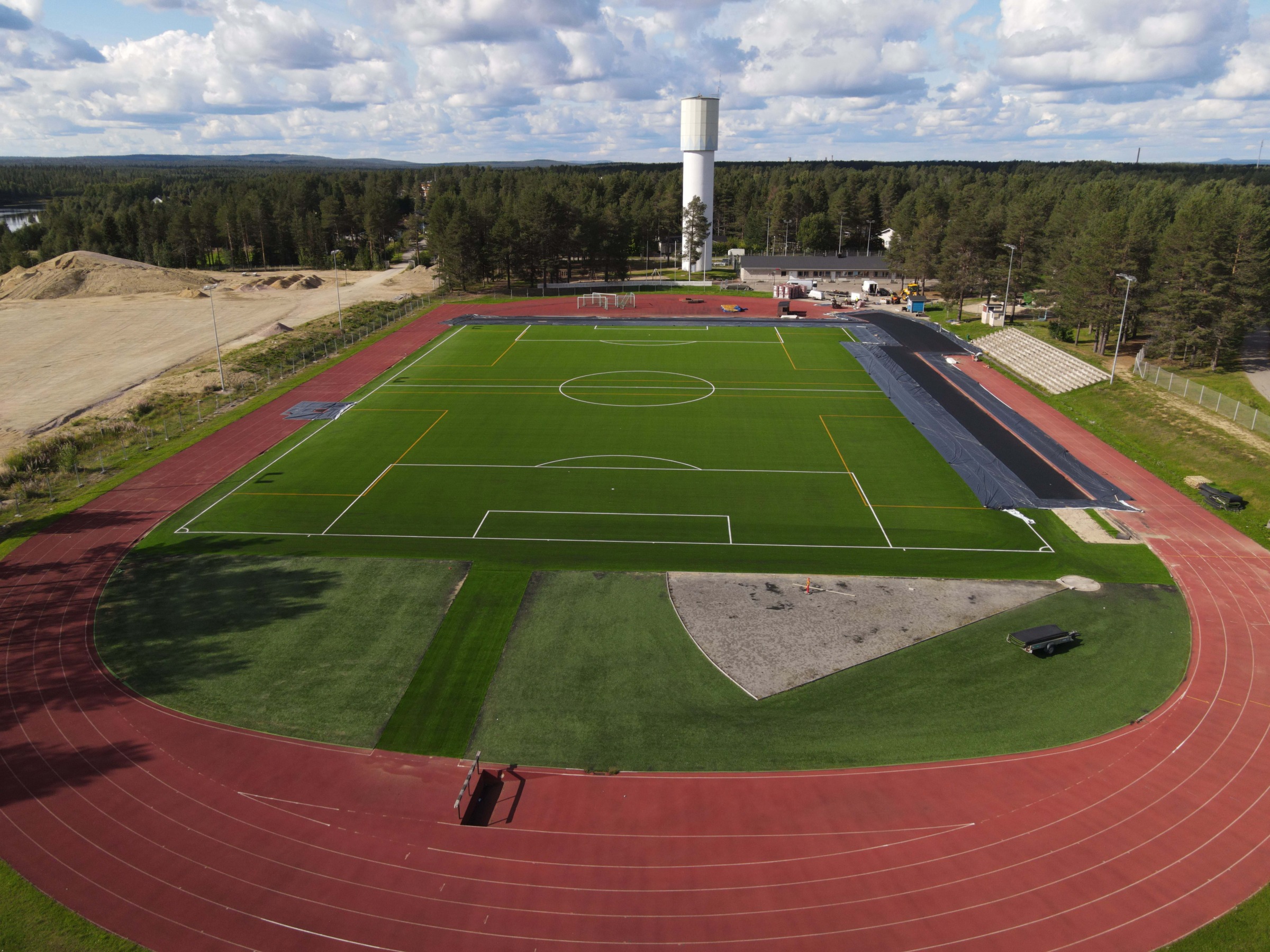 Jalkapallokenttä, saneeraustyöt, kuva: Marko Keinonen, Sodankylän Työpaja, Mediapaja