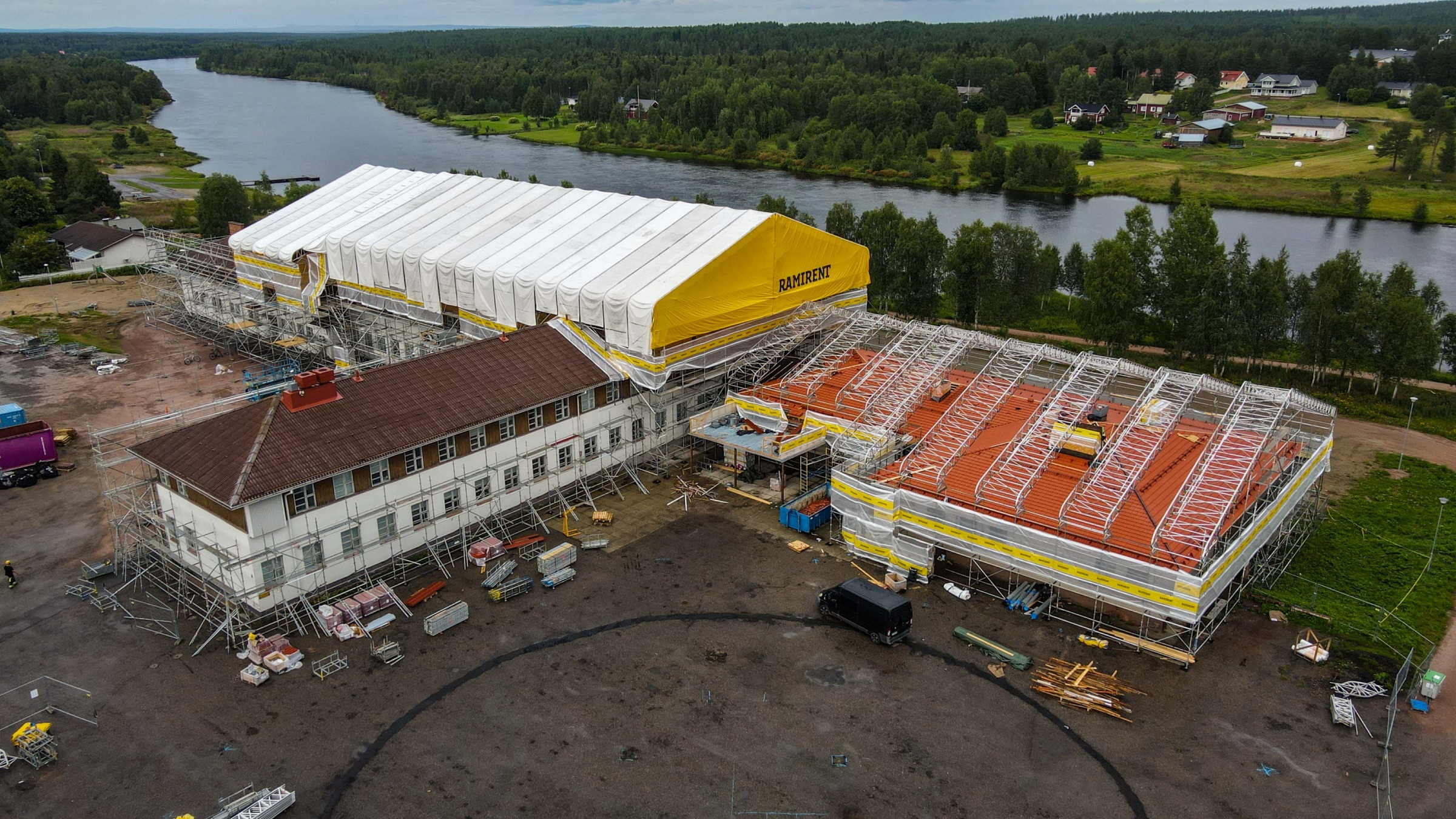 Kitisenrannan koulun kattoremontti, kuva: Marko Keinonen / Sodankylän Työpaja / Mediapaja