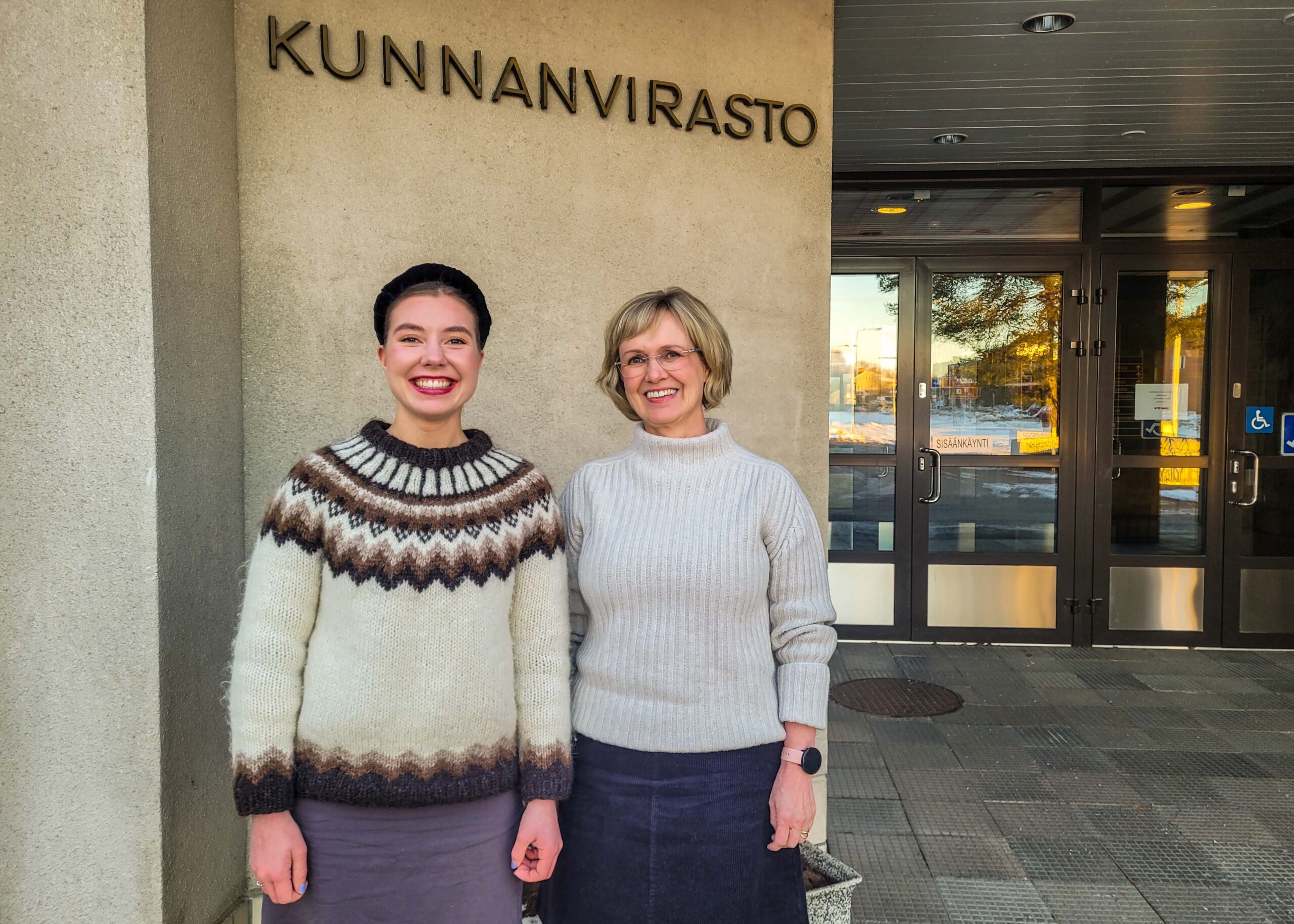 Riikka Karppinen ja Tuula Annala kunnanviraston edessä 23.10.2023