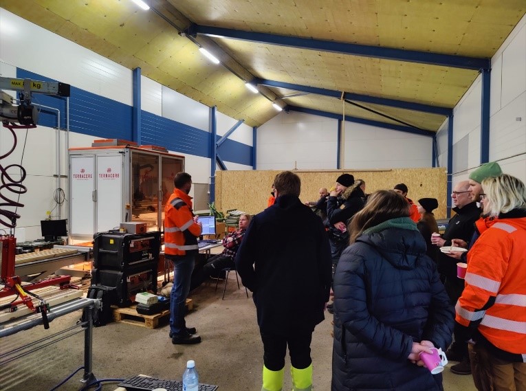 Mike Donze Terracorelta esittelee SisuRock-laitteistoa.