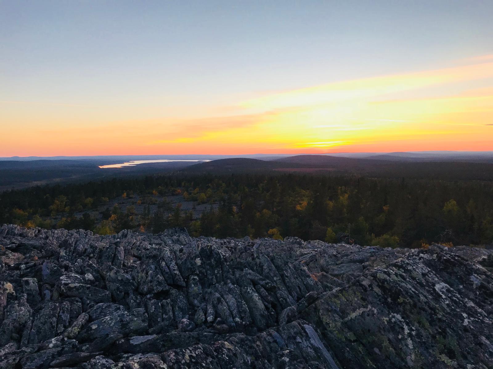 Auringonlasku kuvattuna ruska-aikaan Oratunturin huipulta