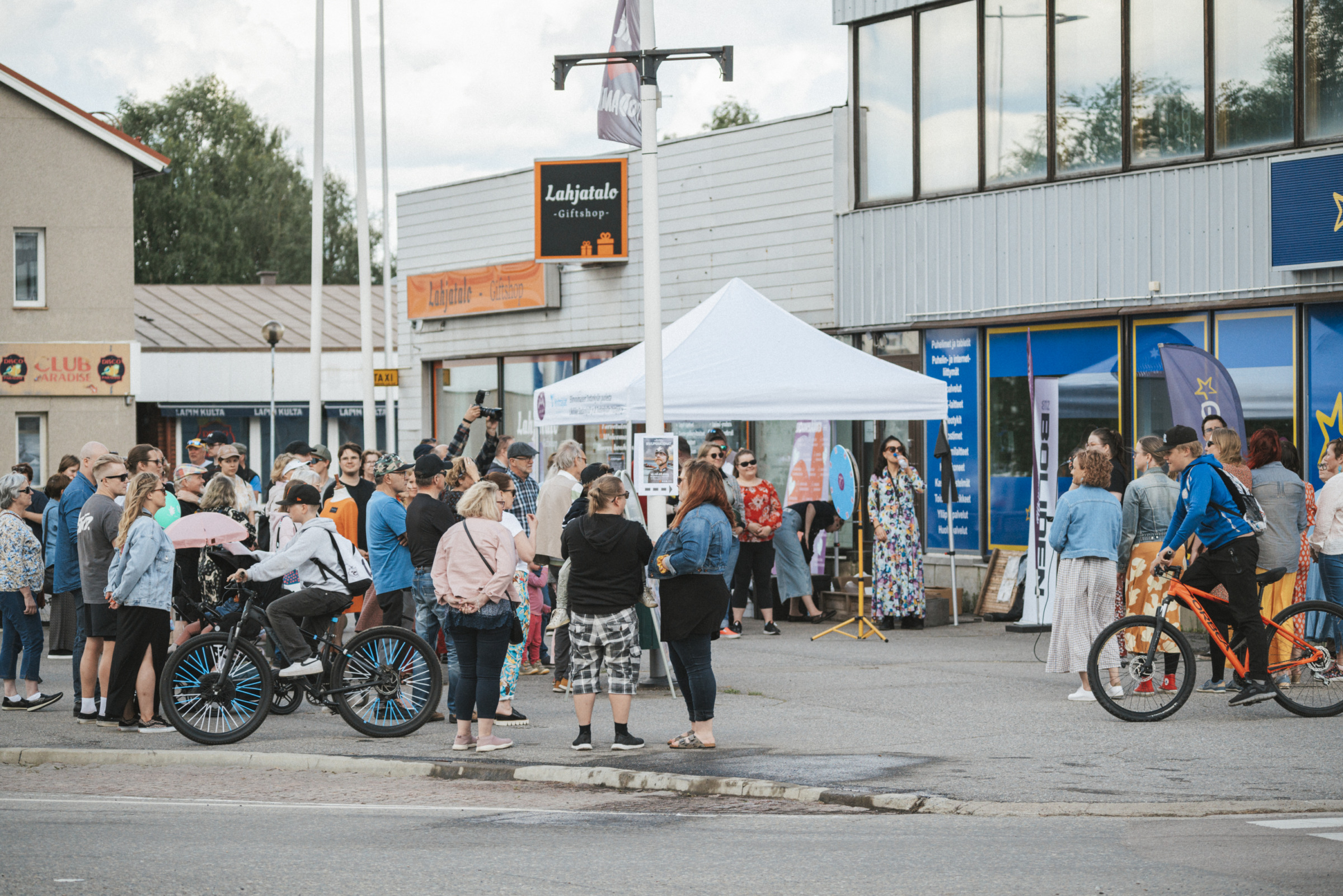 Likiliike Sodankylä ry järjesti oman tempauksen elokuvajuhlaperjantaina. (Kuva: Johanna Luusua)