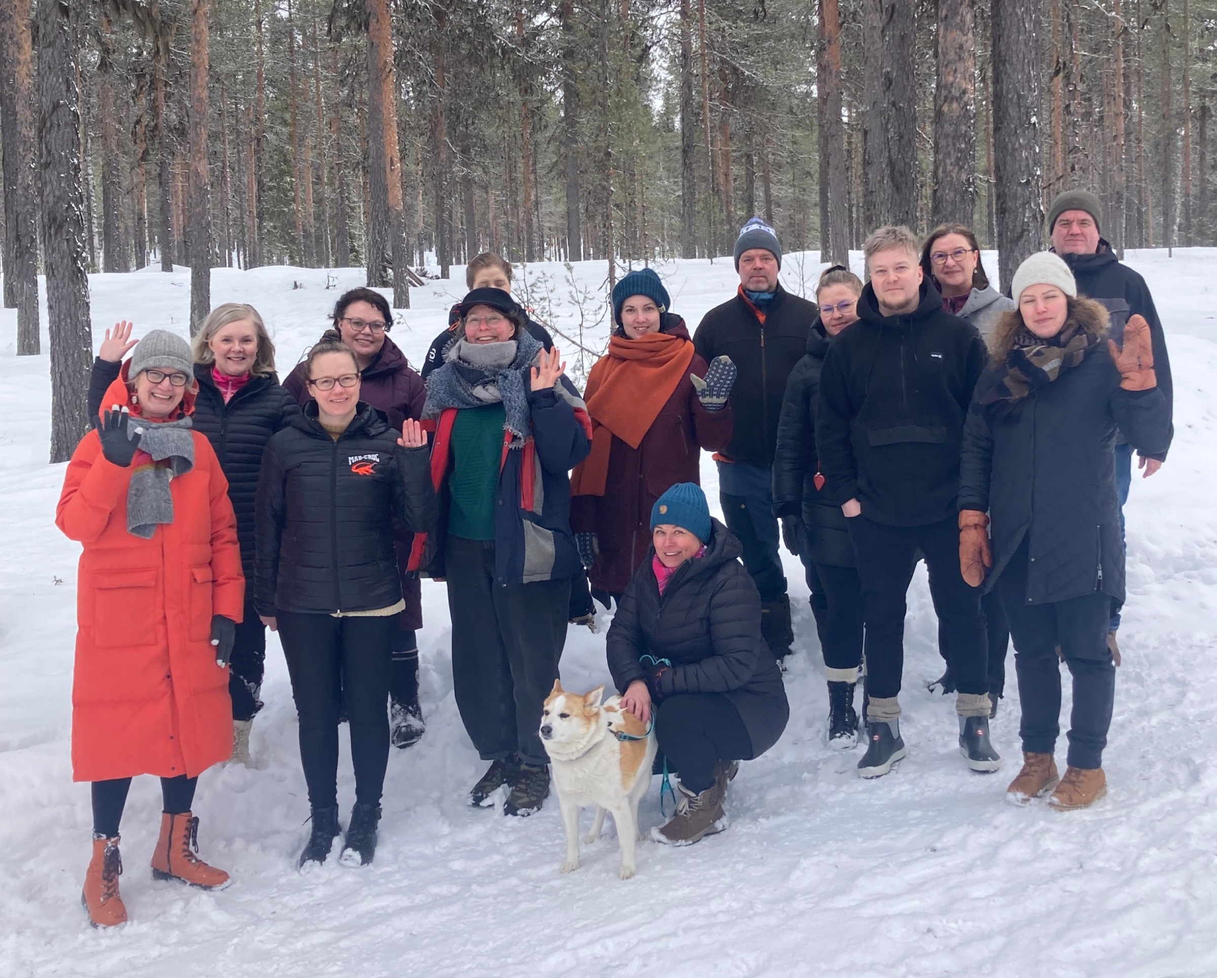 Valmennuspäivän väkeä Kommatin lumisessa metsässä